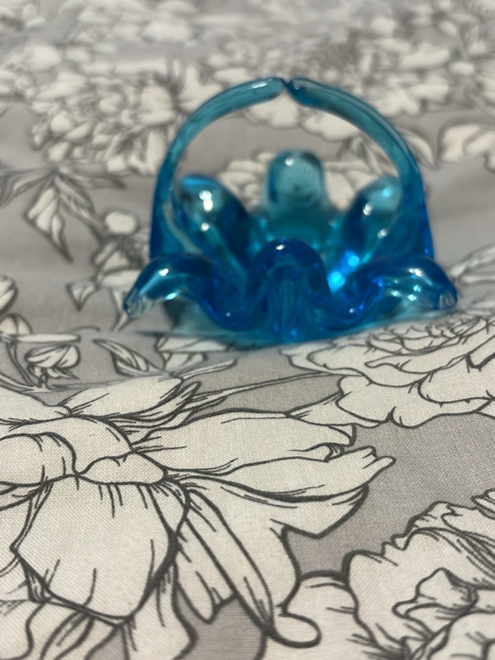 Vintage Handblown Blue Glass Basket Figurine (glows under 365uv)